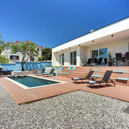 Mit Privatem Pool Nur Wenige Minuten Von Den Straenden