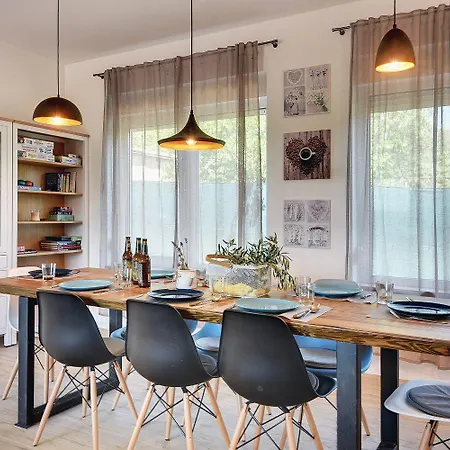 Mit Privatem Pool Nur Wenige Minuten Von Den Straenden Дом отдыха Пула