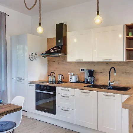 Mit Privatem Pool Nur Wenige Minuten Von Den Straenden Пула