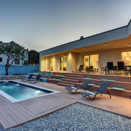 Mit Privatem Pool Nur Wenige Minuten Von Den Straenden *