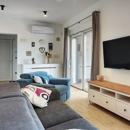 Mit Privatem Pool Nur Wenige Minuten Von Den Straenden