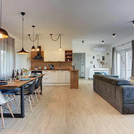 Holiday home Mit Privatem Pool Nur Wenige Minuten Von Den Straenden Pula