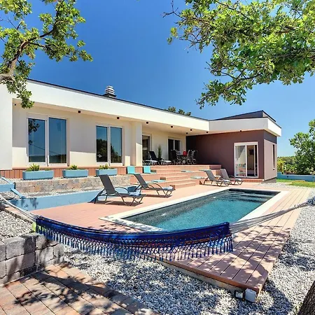 別荘 Mit Privatem Pool Nur Wenige Minuten Von Den Straenden プーラ