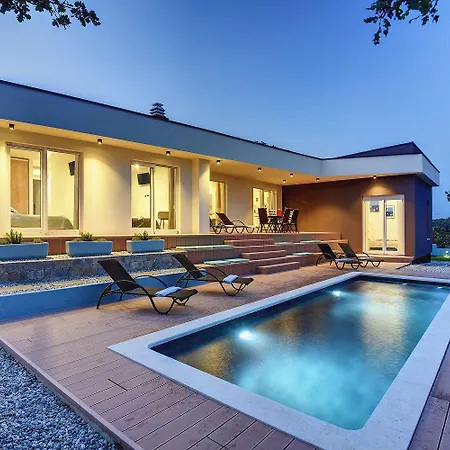 Mit Privatem Pool Nur Wenige Minuten Von Den Straenden * プーラ